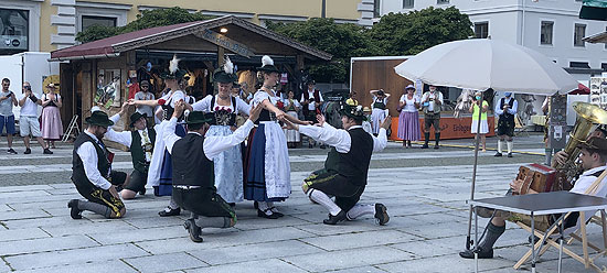 Sommer in der Stadt - Der Festring München e.V. organisiert gemeinsam mit dem Bayerischen Trachtenverband ein bayerisches Programm an einigen Plätzen und in mehreren Biergärten mit Tanz, Schuaplatteln und Goaßlschnalzen(©Foto. Mrtin Schmitz)